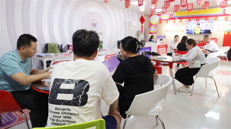 西安中考出分！西安萬通報(bào)名現(xiàn)場持續(xù)升溫……