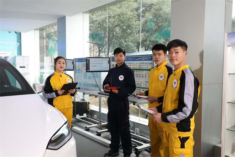 【油車維修工不會(huì)修新能源車？】短期的汽車新能源技術(shù)更適合成年人選擇！