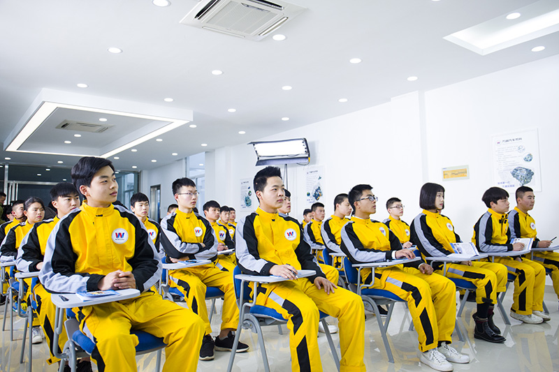 熱門行業(yè)等你探索：初高中畢業(yè)學(xué)汽車維修/新能源技術(shù)，前景廣闊