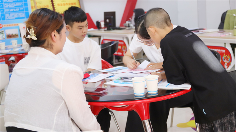 高考出分，中考結(jié)束，西安萬(wàn)通接待中心，異?；鸨瑍