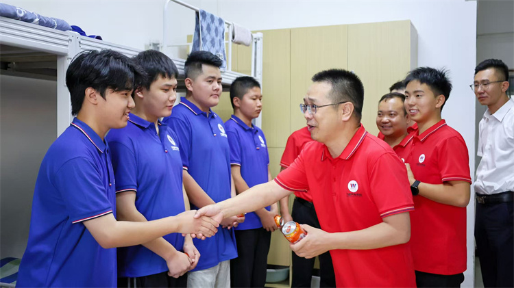 情暖學(xué)子心：西安萬通學(xué)校校長夏夜查寢送關(guān)懷