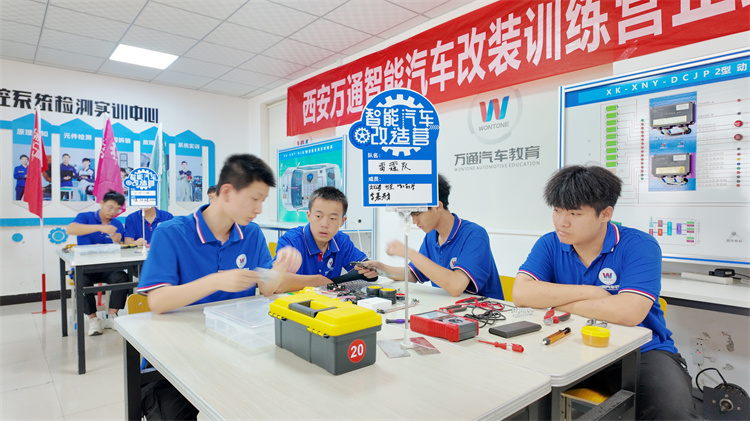 西安萬(wàn)通智能汽車(chē)改造營(yíng)圓滿(mǎn)收官！這群學(xué)生玩轉(zhuǎn)黑科技，帥炸了！