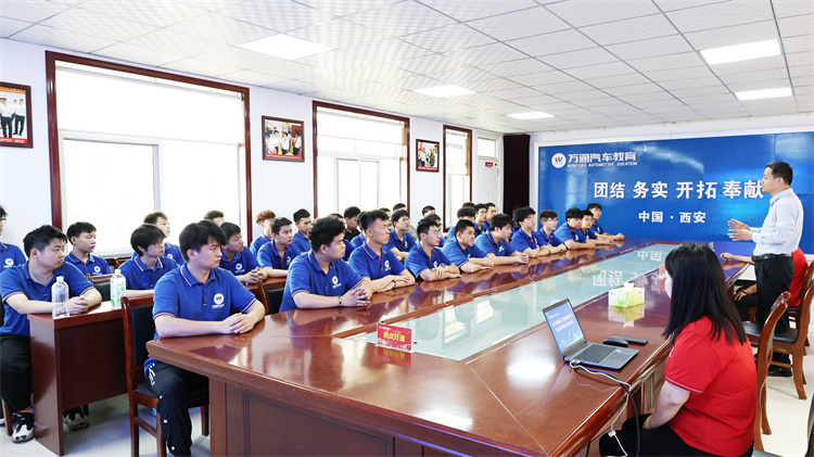 西安萬通&恒泰特斯拉2025新能源雙高班啟航：總監(jiān)課堂進(jìn)校園，學(xué)子入企探未來