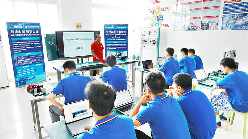 高中畢業(yè)學(xué)PLC技術(shù)怎么樣？西安萬通助你成為“工業(yè)大腦”的架構(gòu)師！