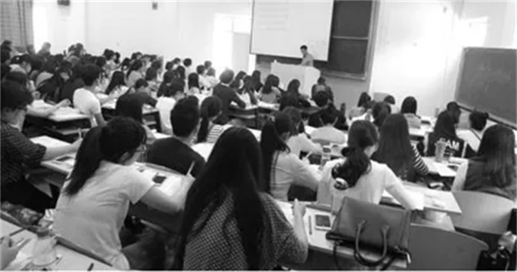 免費(fèi)學(xué)徒、低價(jià)培訓(xùn)：人家賺的不是學(xué)費(fèi)，是你未來兩年的時(shí)間。