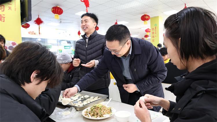  冬至將至，情滿校園——西安萬通汽車學(xué)校師生共包餃子迎佳節(jié)
