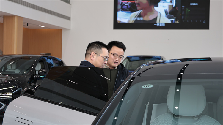 深化產(chǎn)教融合 共育未來(lái)匠才  西安萬(wàn)通汽車(chē)學(xué)校校長(zhǎng)一行受邀赴小鵬汽車(chē)（陜西）交流并簽約共建定向班