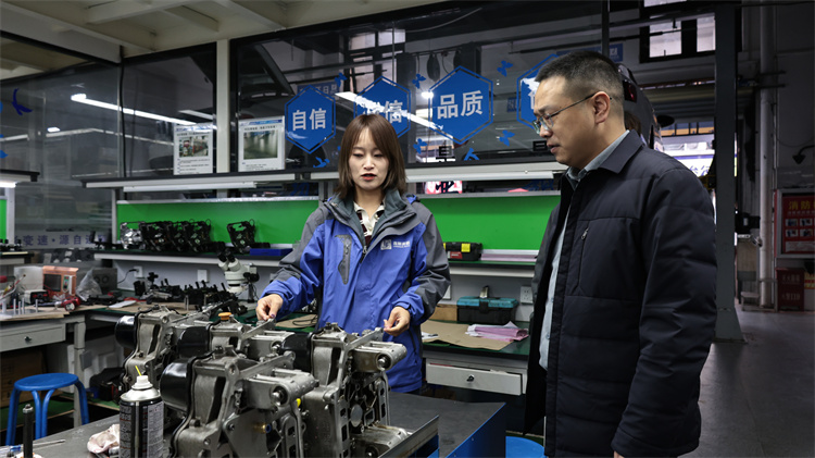 深化校企紐帶，共育工匠英才   西安萬(wàn)通汽車(chē)學(xué)校校長(zhǎng)李登寶一行回訪連順變速箱并探望優(yōu)秀畢業(yè)生