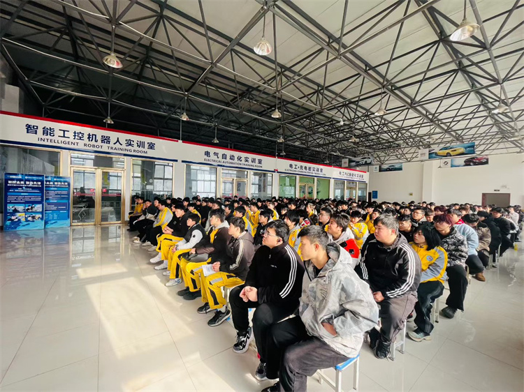 筑牢安全防線，護(hù)航青春夢(mèng)想——西安萬(wàn)通汽車學(xué)校舉辦校園安全法制專題講座