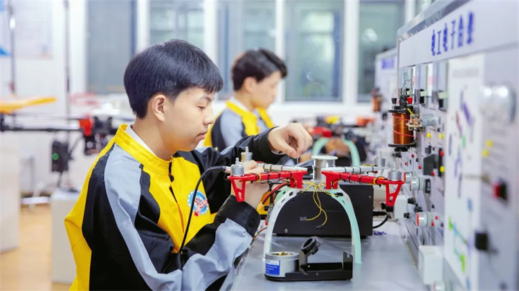初中畢業(yè)學(xué)什么技術(shù)好？男生學(xué)什么專業(yè)有前途？最佳答案在這里！