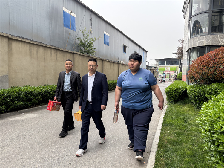 一場跨越課堂的對話：西安萬通校長親自家訪，把“關(guān)愛”送到家