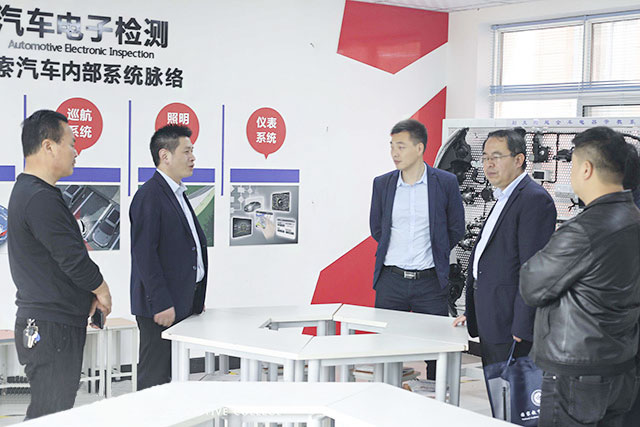 長安區(qū)教育局領(lǐng)導(dǎo)蒞臨我校督導(dǎo)視察教學(xué)工作