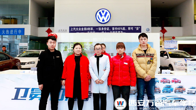 西安萬(wàn)通創(chuàng)就業(yè)指導(dǎo)中心老師與創(chuàng)業(yè)學(xué)子合影留念