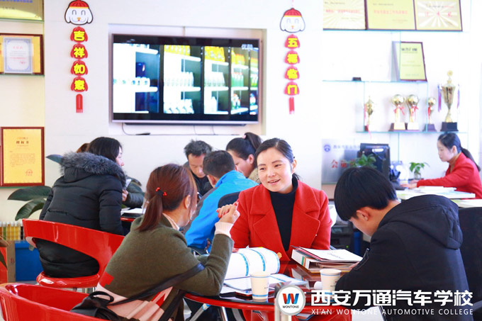 西安萬通課程咨詢師為來訪的家長學(xué)生耐心講解