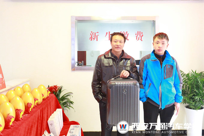 西安萬通報(bào)名新生與家長合影