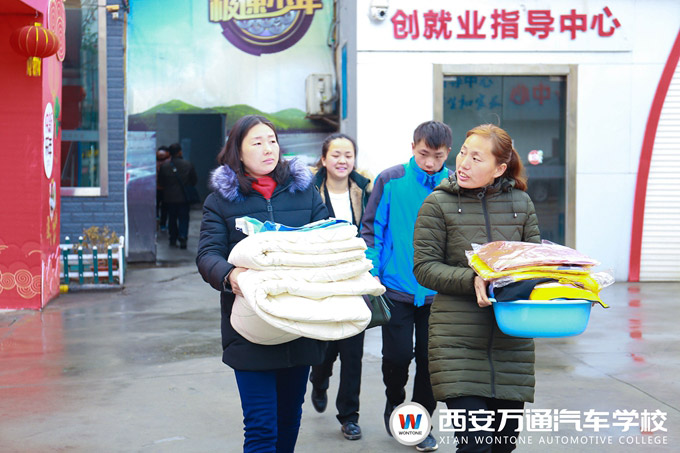 西安萬通班主任老師幫新生領(lǐng)取生活用品