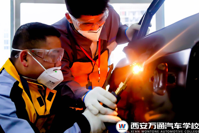 西安萬通汽車學(xué)校鈑金修復(fù)實訓(xùn)