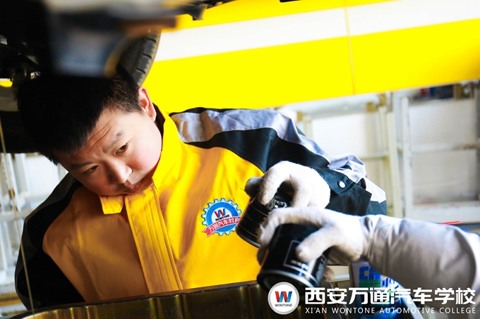 西安萬通汽車學(xué)校新生學(xué)子首次課堂實訓(xùn)