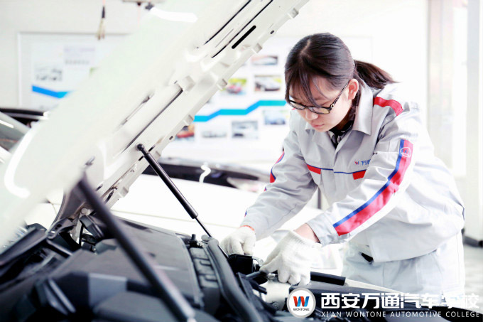 西安萬(wàn)通汽車學(xué)校女生學(xué)汽修
