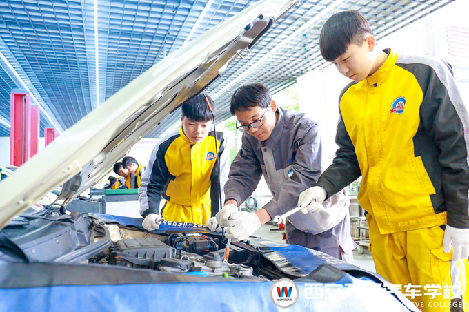初中生在西安萬(wàn)通學(xué)汽車技術(shù)