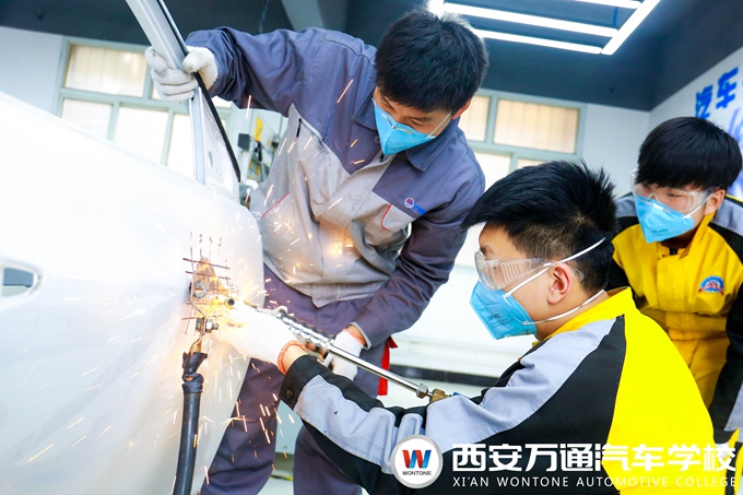西安萬通汽車學(xué)校實訓(xùn)課堂