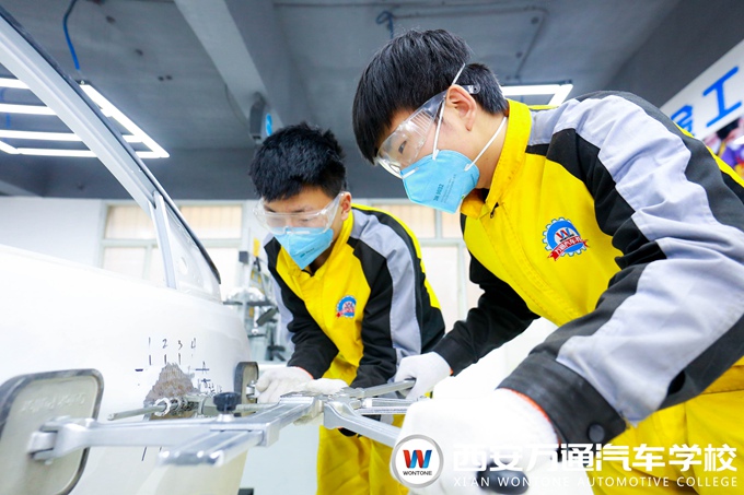 西安萬(wàn)通汽車(chē)學(xué)校汽車(chē)鈑金實(shí)訓(xùn)課堂