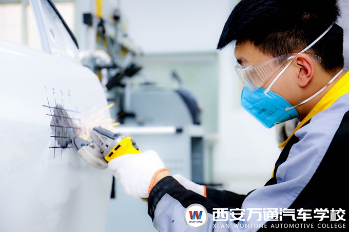 西安萬(wàn)通汽車(chē)學(xué)校汽車(chē)鈑金實(shí)訓(xùn)課堂