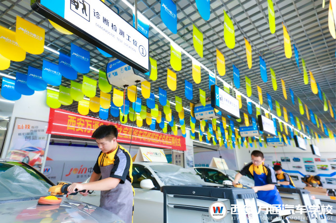 西安萬(wàn)通汽車(chē)學(xué)校實(shí)訓(xùn)教學(xué)課堂