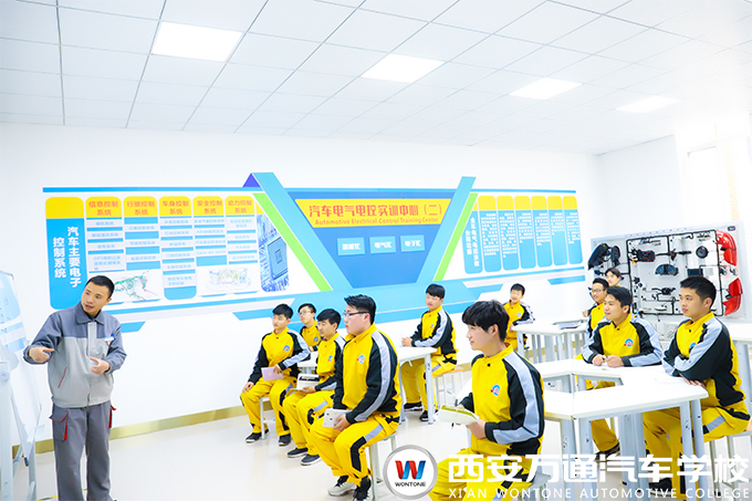 選擇汽修學(xué)校應(yīng)該注意哪些 西安萬通有哪些優(yōu)勢？
