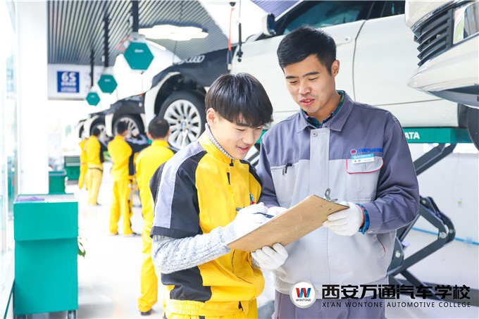 汽修學(xué)校怎么看好與不好？西安萬(wàn)通告訴你