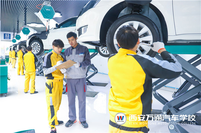 行車路上，汽車輪胎卡進(jìn)石子怎么辦？