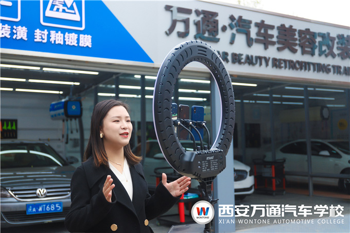 企業(yè)總監(jiān)在線解密行業(yè)前景，與學(xué)子暢談職業(yè)發(fā)展