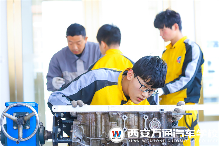 想學(xué)汽修技術(shù)的年輕人如何選擇？汽修店和汽修學(xué)校哪個(gè)好？